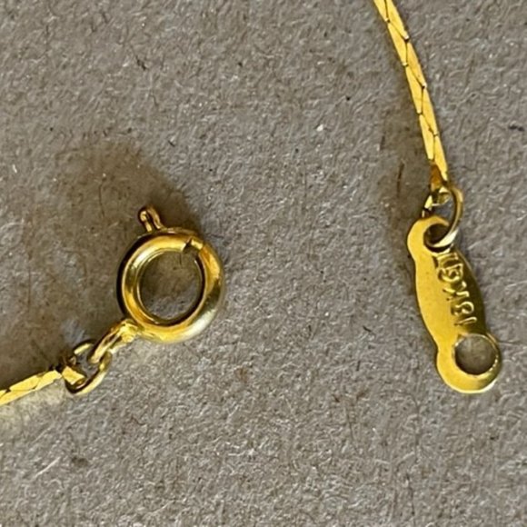 Faux Pearl Pink Teardrop Pendant Hanging from an 18" 80's Gold Chain, Classic - Picture 4 of 7